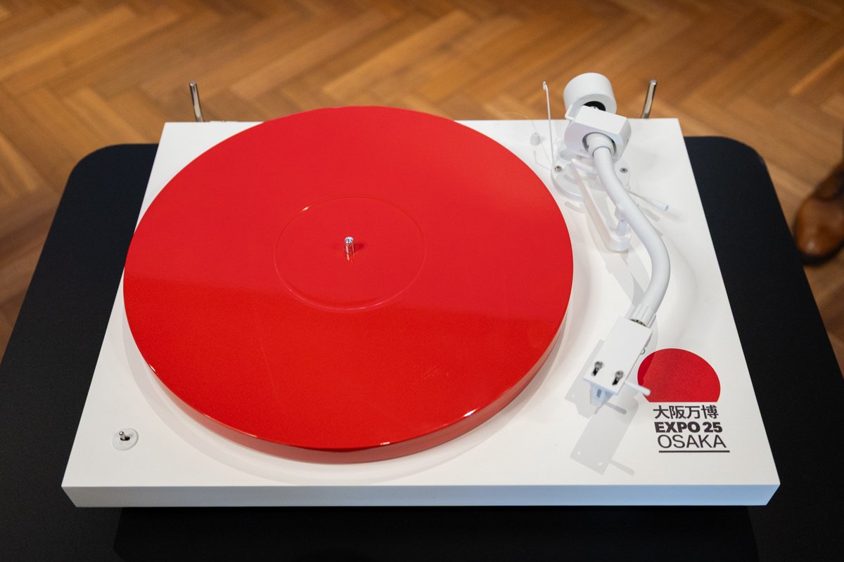 oku_papa's tweet image. Pro-Ject、大阪万博で日の丸アナログプレーヤー「Expo Special Edition」発表。ベースとなる「Debut PRO」はベルトドライブ。トーンアームはオリジナルと違いS字のユニバーサル型で、カートリッジを交換して遊びたい日本向けの特別仕様
phileweb.com/news/audio/202…
#シマムセン #大阪万博 #ProJectAudio