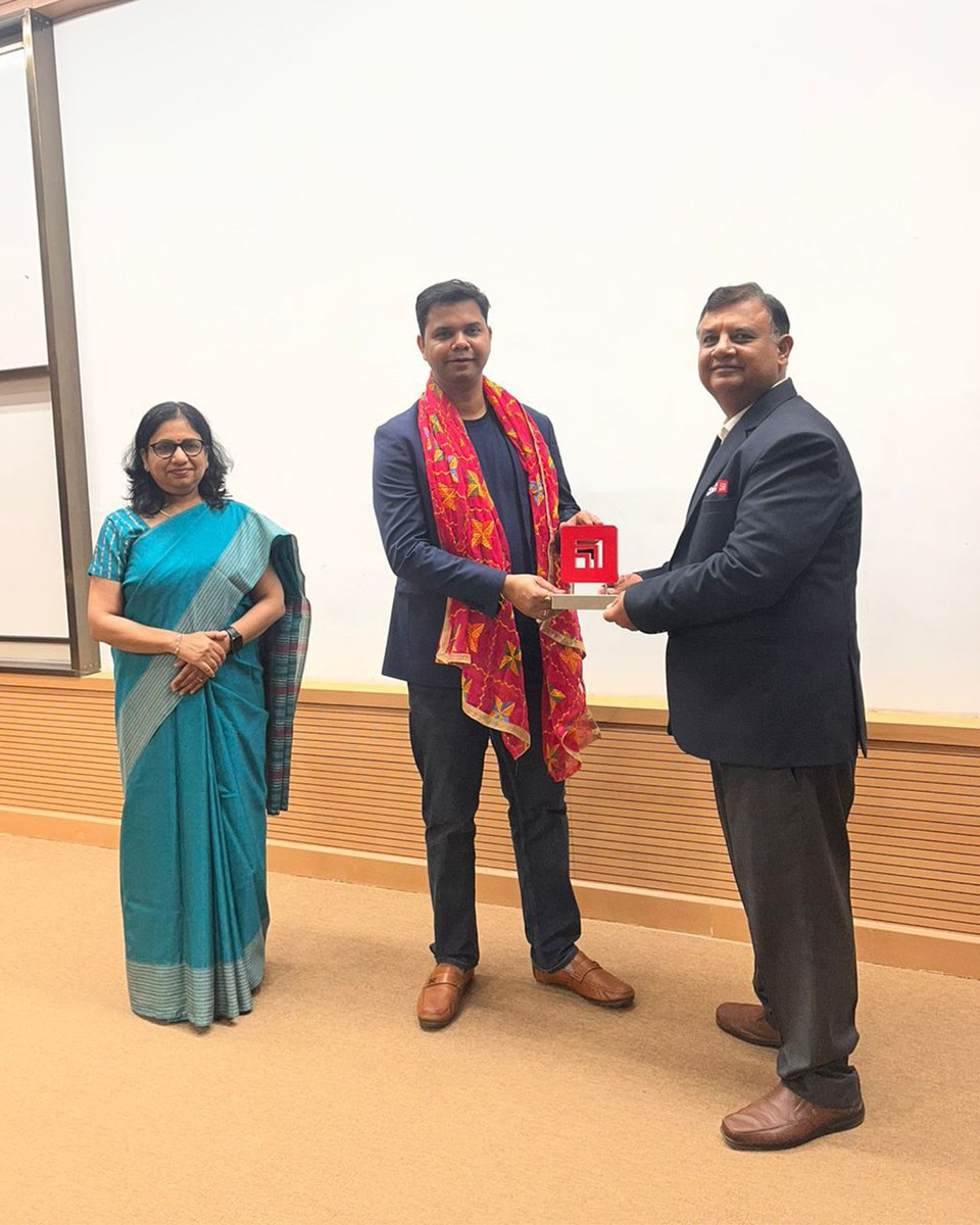 RaymachTech's tweet image. Honored to engage with the bright minds at Chitkara Business School.

Our CEO, Mudit Verma, shared how AI, data &amp;amp; real-time analytics are redefining airline operations.

The next gen of aviation leaders is ready for takeoff! ✈️
#RayMach #FutureOfAviation