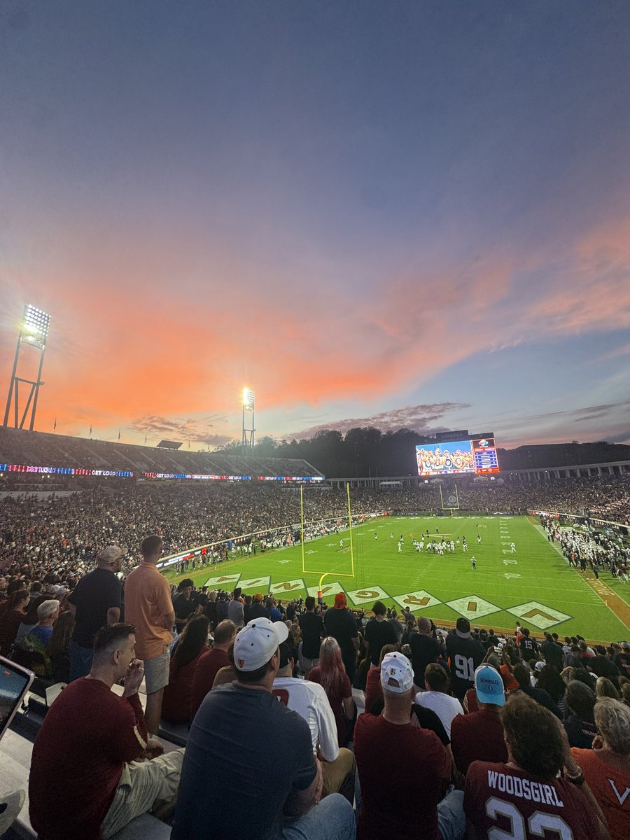LangNajir's tweet image. This game was lit #uva #uvastrong #UVAFOOTBALL