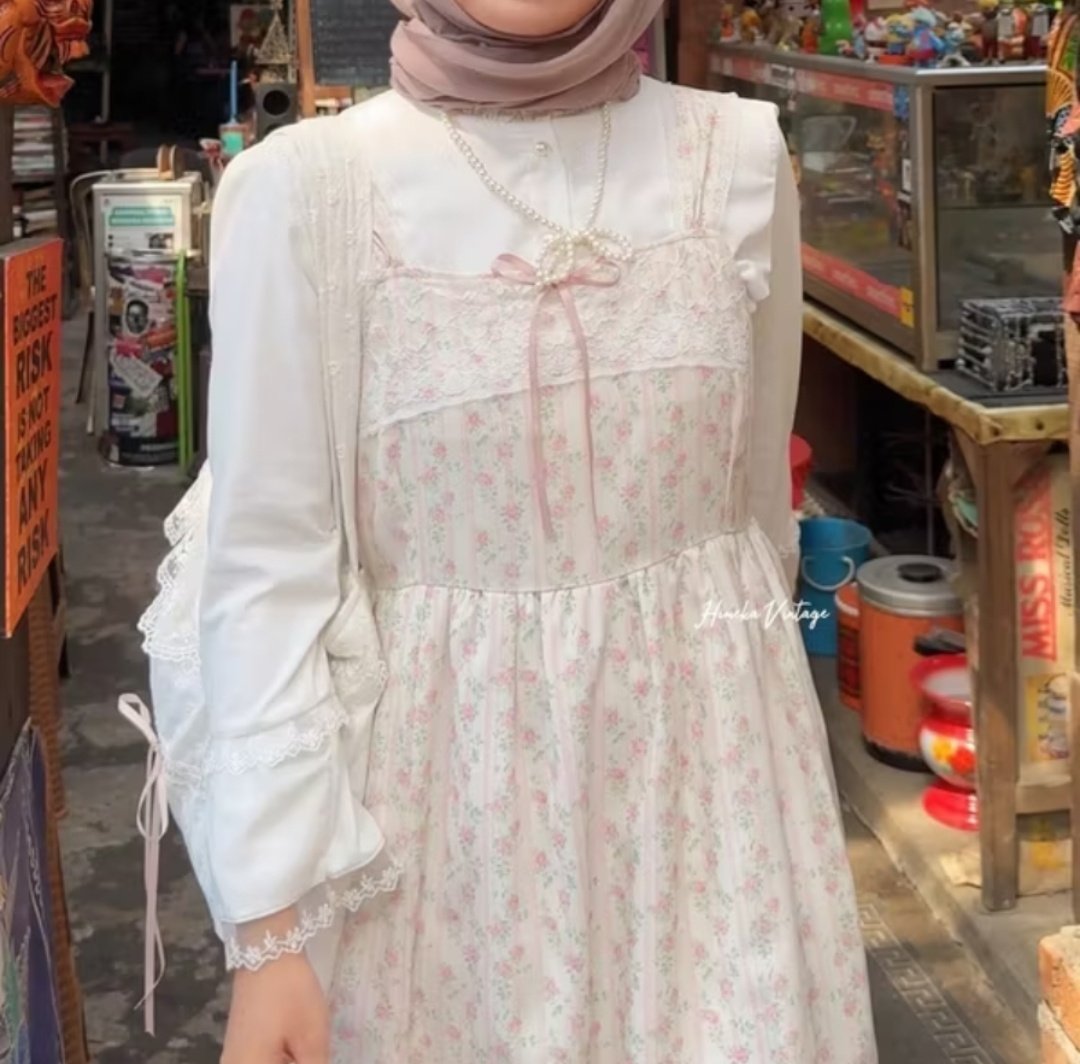 yayaagaleries's tweet photo. Vintage overall dresses for hijabis 🌸 a thread full of dreamy modest fashion inspo 🤍✨

A thread>> https://t.co/T9FIGlhzUn
