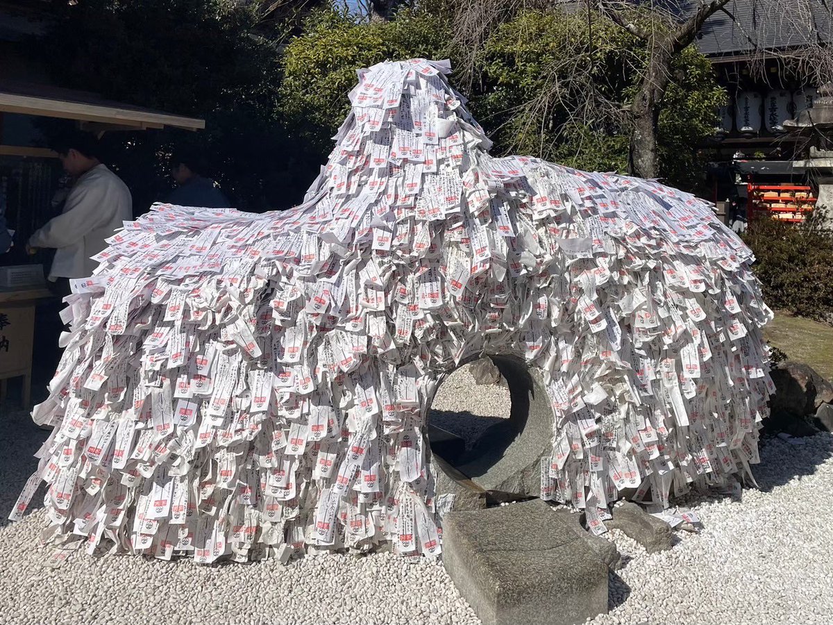 mora_nige's tweet photo. モラ夫と離婚したくて縁切り神社で有名な安井金比羅宮に行ったけど
本気で離婚したいと願って、強く念じながら石もくぐったけど、他の人たちみたいに特に効果はなかったな😇

それより一緒に行った友達と疎遠になった。
行く時までは頻繁に連絡とってたけど、今は一切の音沙汰なし。 https://t.co/SvLsnLstYO