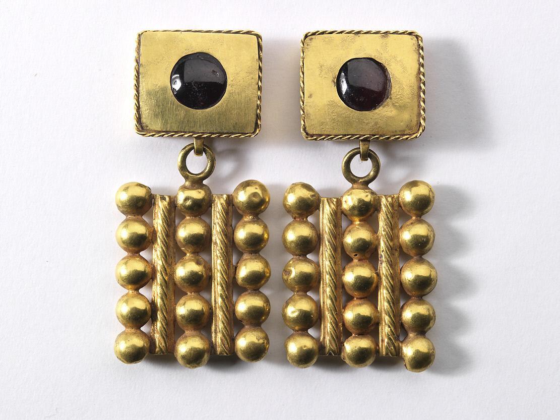 Pair of earrings. Roman Imperial period, circa AD 200-300. Medium: gold set with garnet. Geography: Eastern Mediterranean.