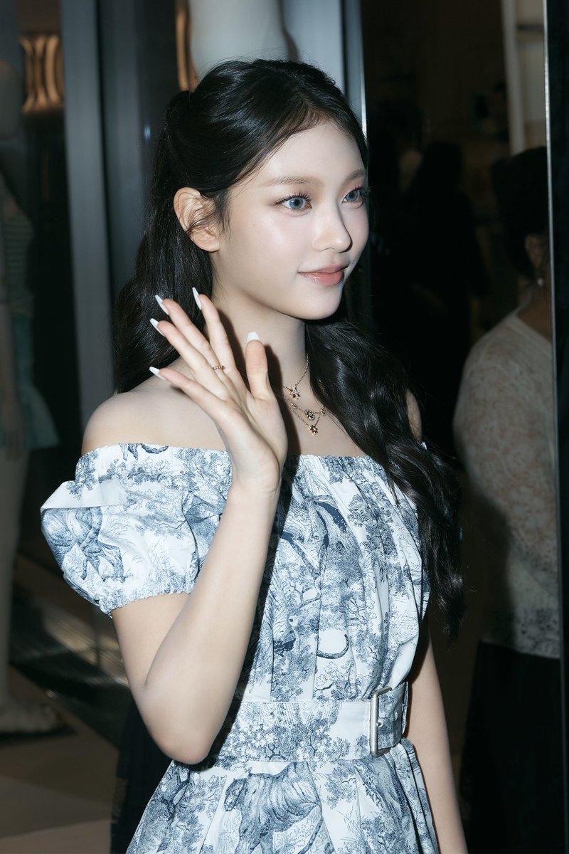 juantokki's tweet photo. Dior 프린세스 해린 😻 https://t.co/X7CnghnFI4