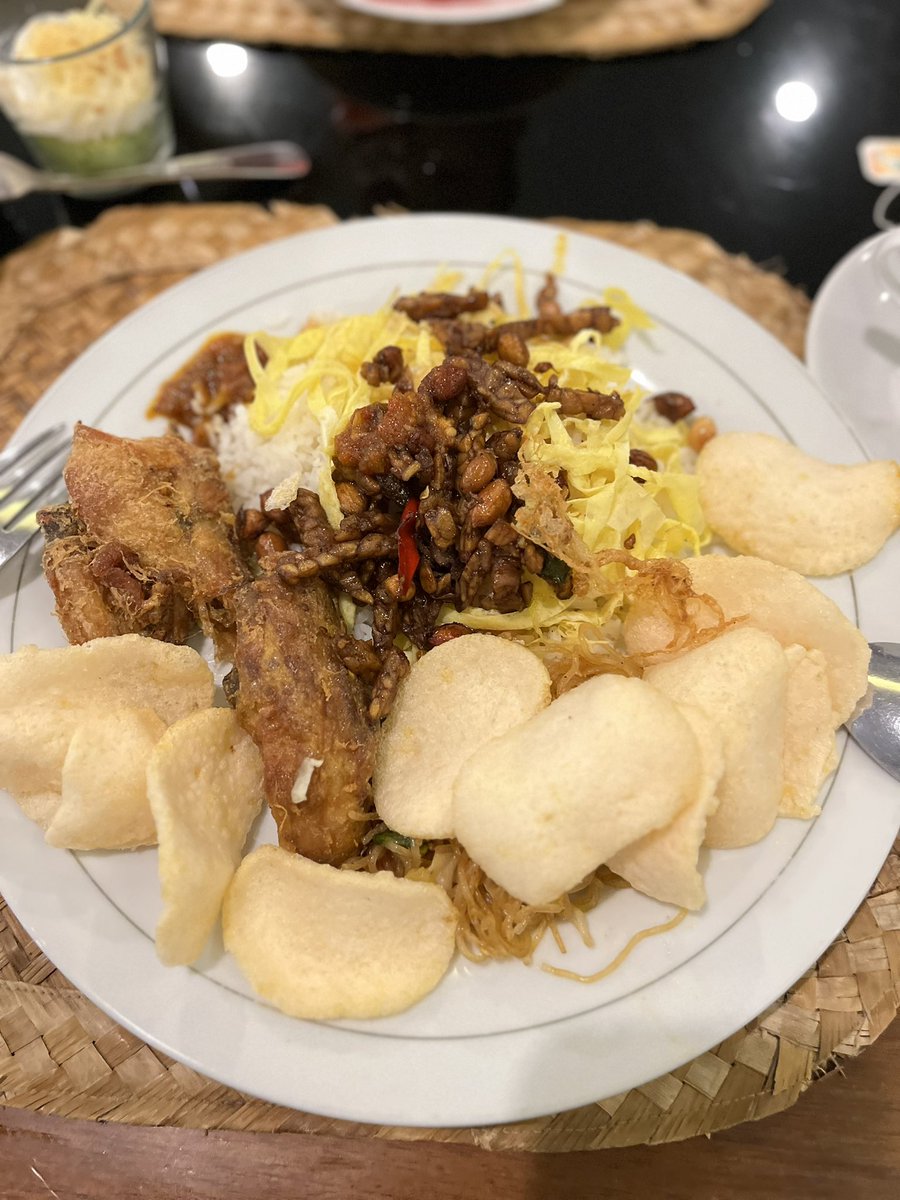 dikawigi's tweet photo. @KucengTerbanggg Sarapan pagi dengan nasi Uduk🤤 Ayam gireng telur siwir sambel tempe https://t.co/gjtHwjL9aO