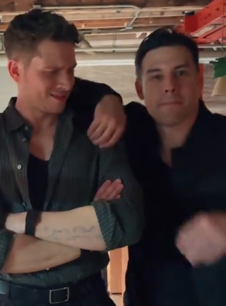ravibuckleydiaz's tweet photo. GUYS??? IT’S THE SAME OUTFIT EDDIE IS THERE AND HE’S ALSO DRESSED IN A NICE OUTFIT HANG ON??? https://t.co/AOKGRfc9So