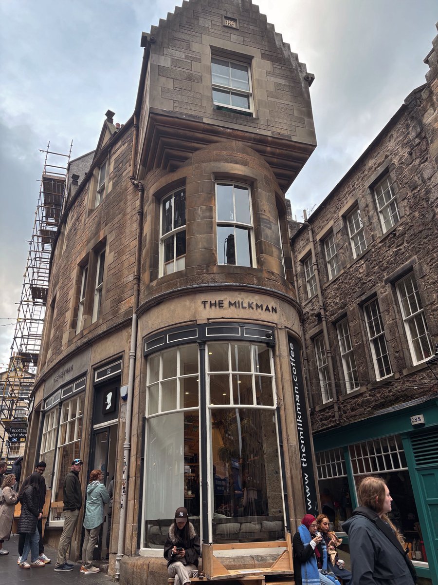 withyase's tweet photo. kardeşlerimle dünyayı geziyorum serisinin 4.bölümünde yine londraya sonra edinburgha gittik https://t.co/F0BL47k7Zr
