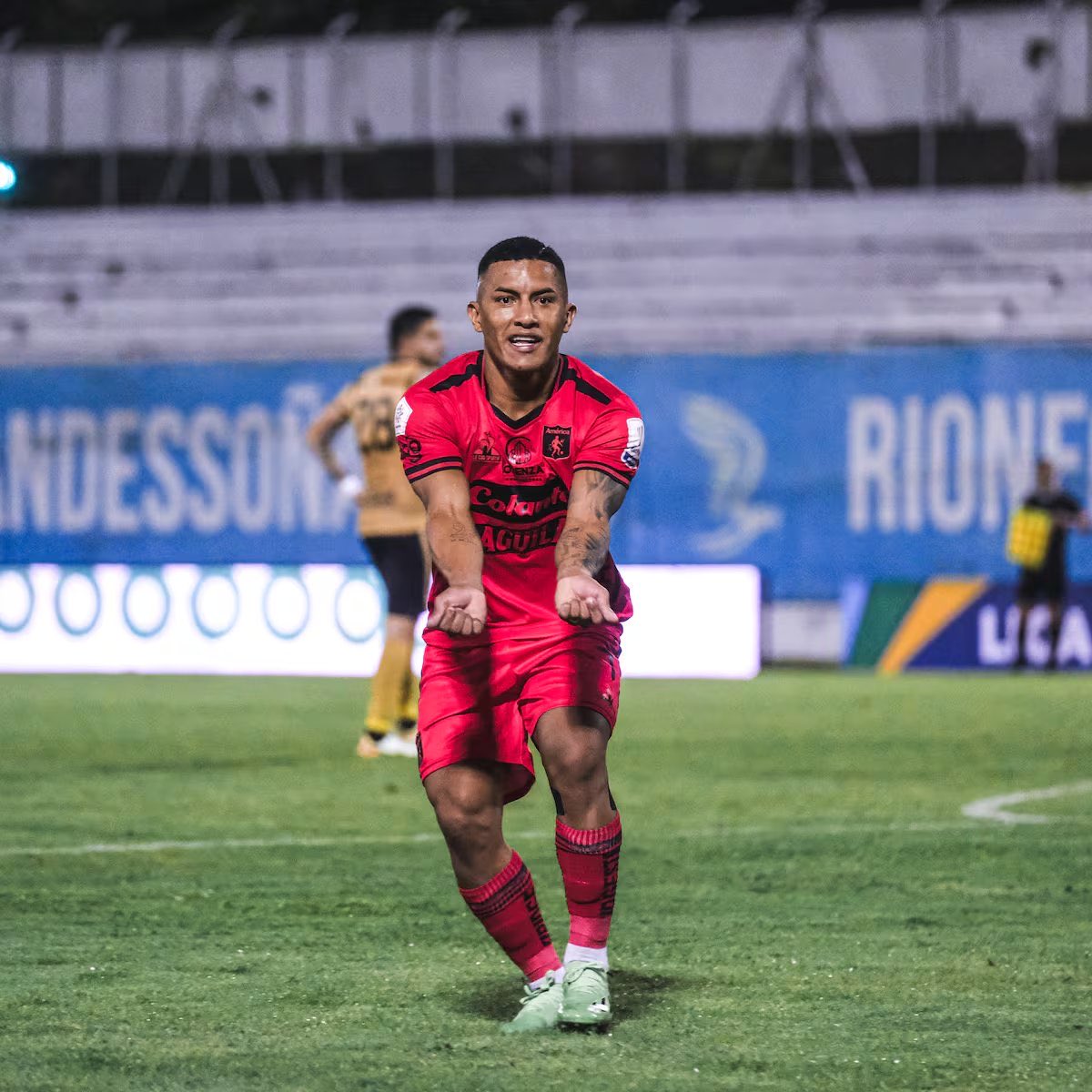 😳 INSÓLITO lo ocurrido tras la final del partido Vs Envigado

☠️ Barrios se habría MASTURBADO en los baños del estadio, lo que habría sentado MUY MAL ❌ entre sus compañeros

🤯 Al único al que no le molestó fue a Soto, quien se UNIÓ al enano.