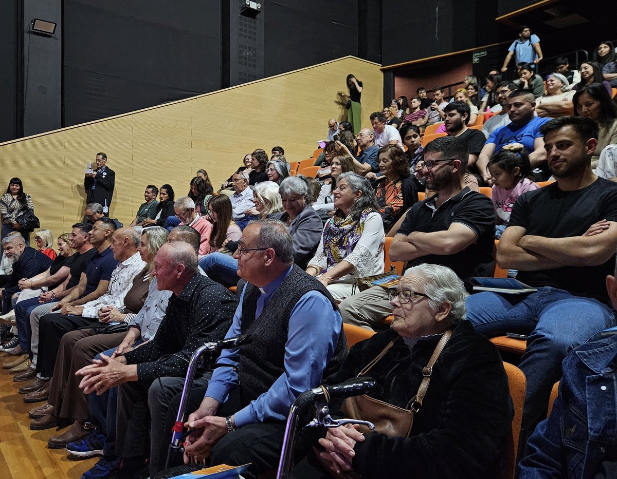 Acompañamos la presentación del libro "Festival del Camote. Origen y tradición" de Jorge Vallone 📚.
Un gran trabajo que rescata la identidad y el esfuerzo de pequeños productores y pone en valor esta fiesta del departamento de Guaymallén.
#CulturaMendoza