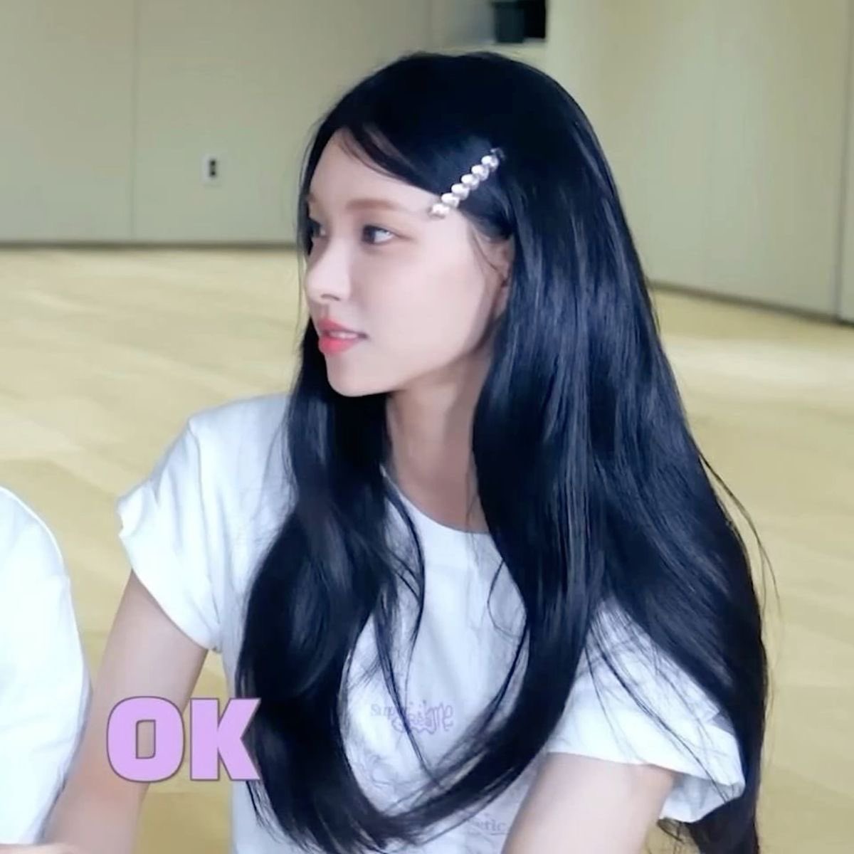 YUNAH SIDE PROFILE 😩