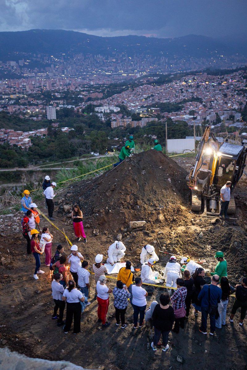 SÉPTIMO CUERPO encontrado en La Escombrera por la JEP

Mientras Fico Gutiérrez decía que "ahí no había nada", la JEP sigue exhumando víctimas de desaparición forzada en la Comuna 13.

¿Por qué esto NO es NOTICIA?