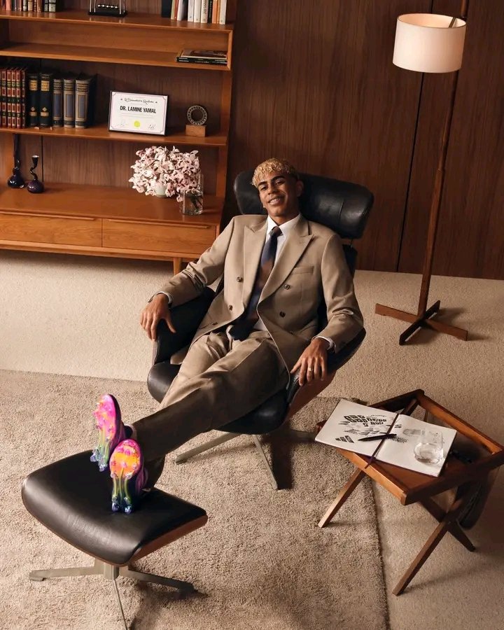 PICCOLOCHAMBERS's tweet image. Agents can exploit d fact dat players can only move btw clubs during transfer windows by threatening to "hold up" a transfer, thereby creating immense time pressure. They can use dis time pressure 2 extract excessive fees. #football #footballlaw #FFAR #FIFA #footballagent