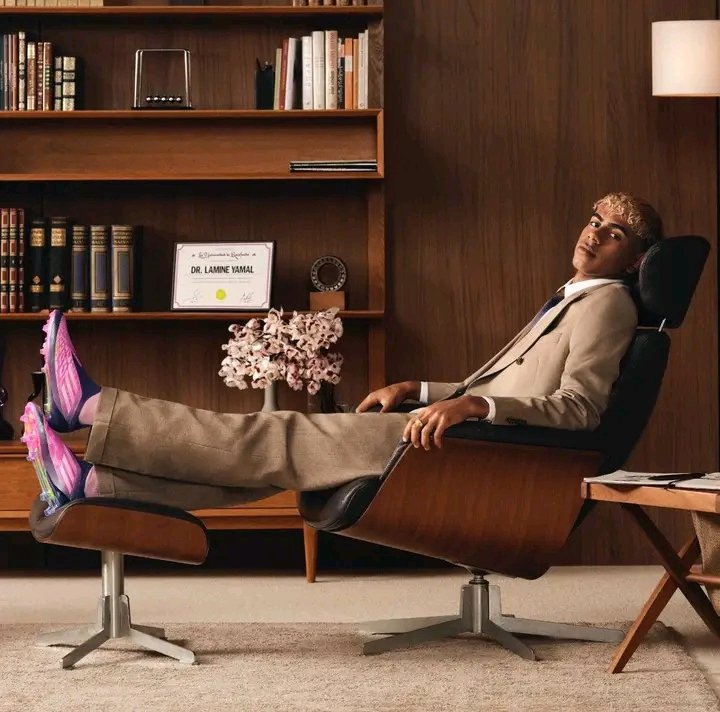 PICCOLOCHAMBERS's tweet image. Agents can exploit d fact dat players can only move btw clubs during transfer windows by threatening to "hold up" a transfer, thereby creating immense time pressure. They can use dis time pressure 2 extract excessive fees. #football #footballlaw #FFAR #FIFA #footballagent