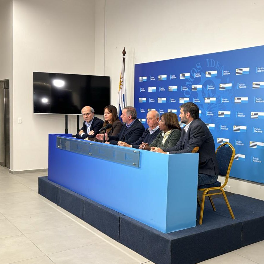 AdrianSilva_uy's tweet photo. Sesionamos de manera extraordinaria y urgente ante la gravedad institucional que significa el atentado contra la Fiscal General Mónica Ferrero y su familia.

@PNACIONAL https://t.co/IP2P8ySQKo