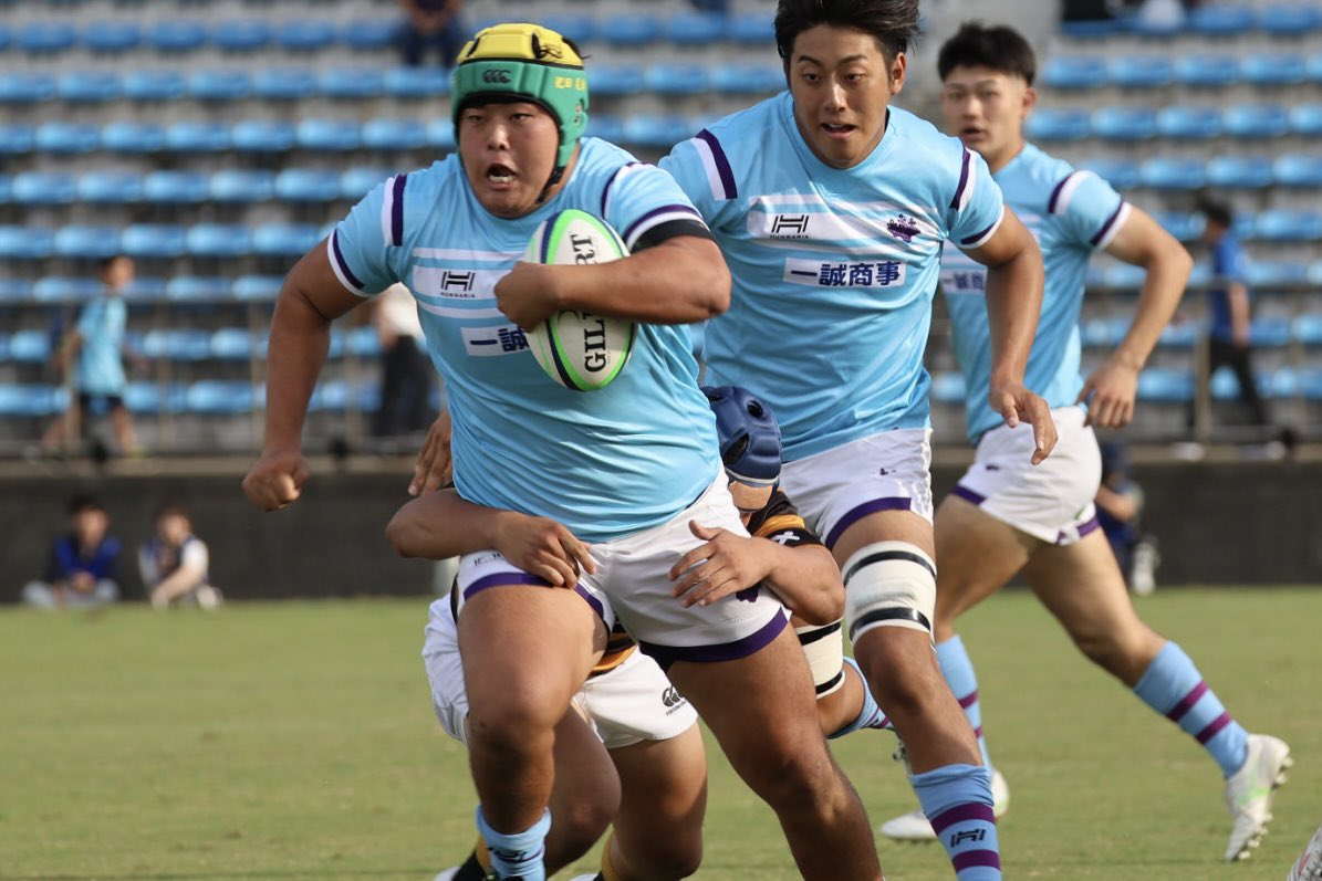 HidekiTakahash5's tweet photo. 秩父宮ラグビー場
関東大学対抗戦
筑波大学、慶應義塾大学戦から

タックラーを引きずりながら力強く縦に出るPR茨木海斗君！

兄・颯君が後方からサポートに！！ https://t.co/XbY1lb0PgD