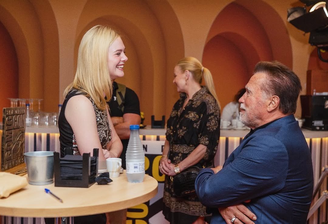 XENO426REAL's tweet image. Dutch (Schwarzenegger) y Thia/Tessa (Elle Faning).

El pasado y el futuro de la saga Predator, encima con el Yautja de fondo… TREMENDO.

#Predator #PREDATORBADLANDS #AlienEarth #AlienPlanetaTierra #Alien #Aliens #AlienRomulus #Prometheus