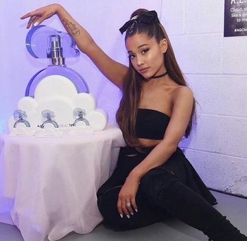 hourly ariana grande ☀️ (@hourlyag) on Twitter photo 