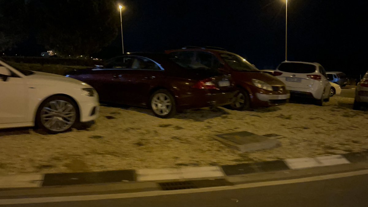Quan hui hem informat de l’alerta per inundacions, els veïns d’Alzira han pujat els seus vehicles a les zones altes.
Me maravilla com, excepte alguns que encara pugen a les rodones, la resta ho fa ordenada i adequadament.
Hem obert el malecó per a eixe fi.
Gràcies, alzirenys/es.