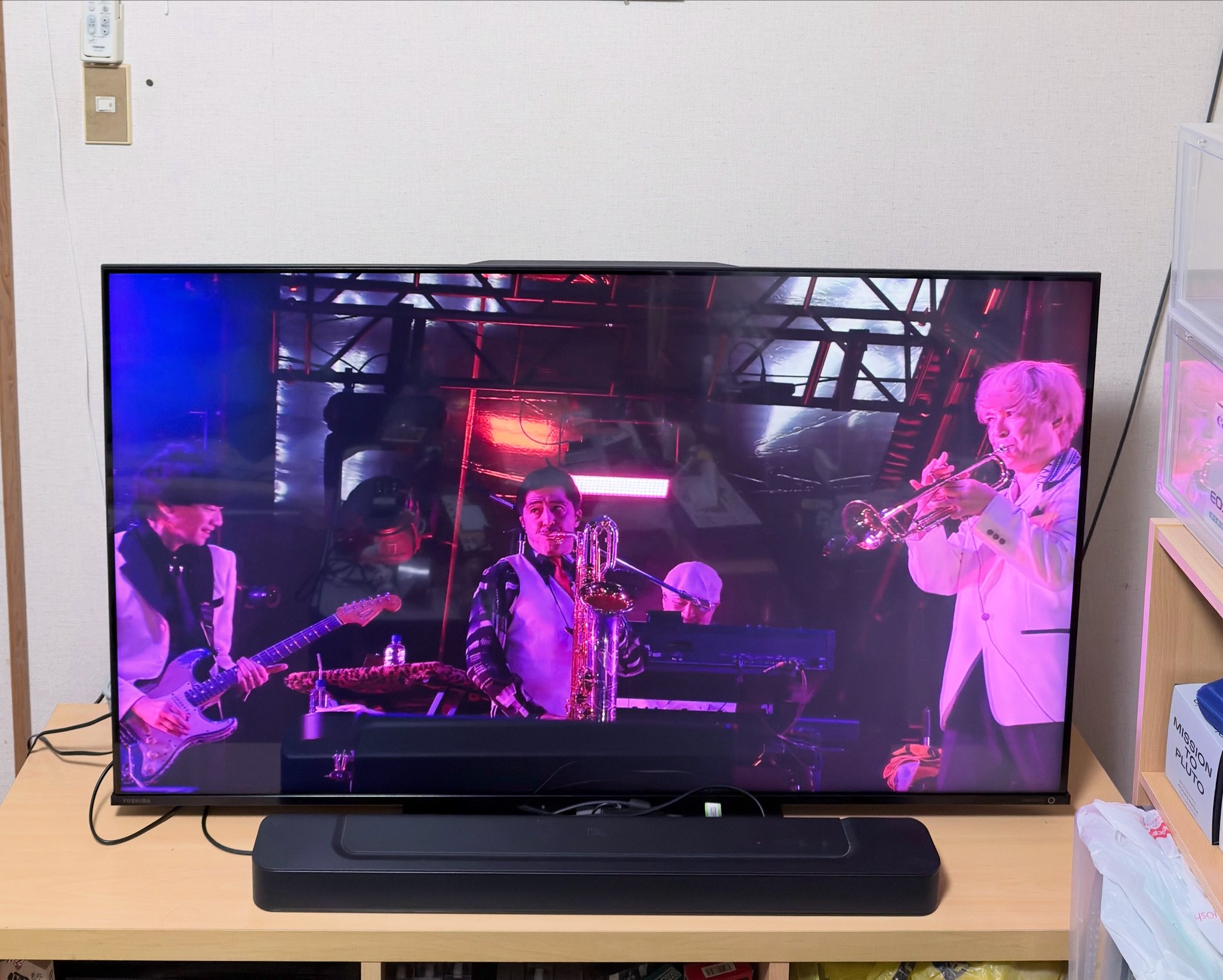 液晶テレビ 大画面 画面に横線あり テレビ画面に白い線が入るようになりました。いろいろ調べて見た