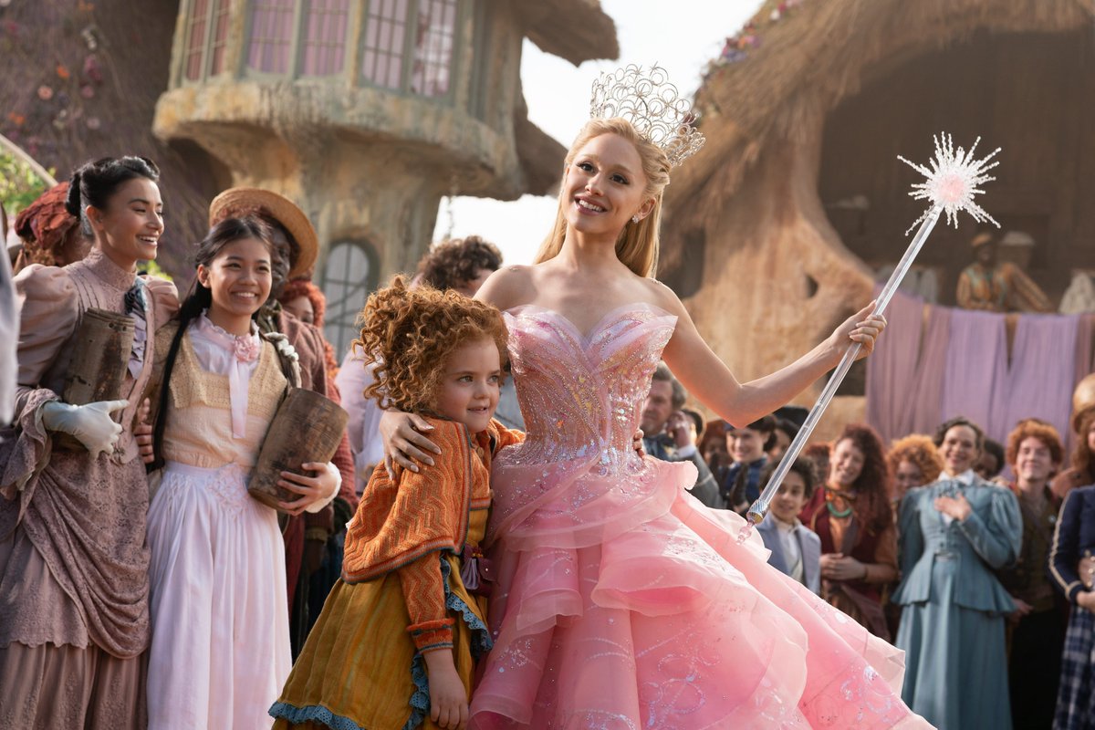 hourly ariana grande ☀️ (@hourlyag) on Twitter photo 