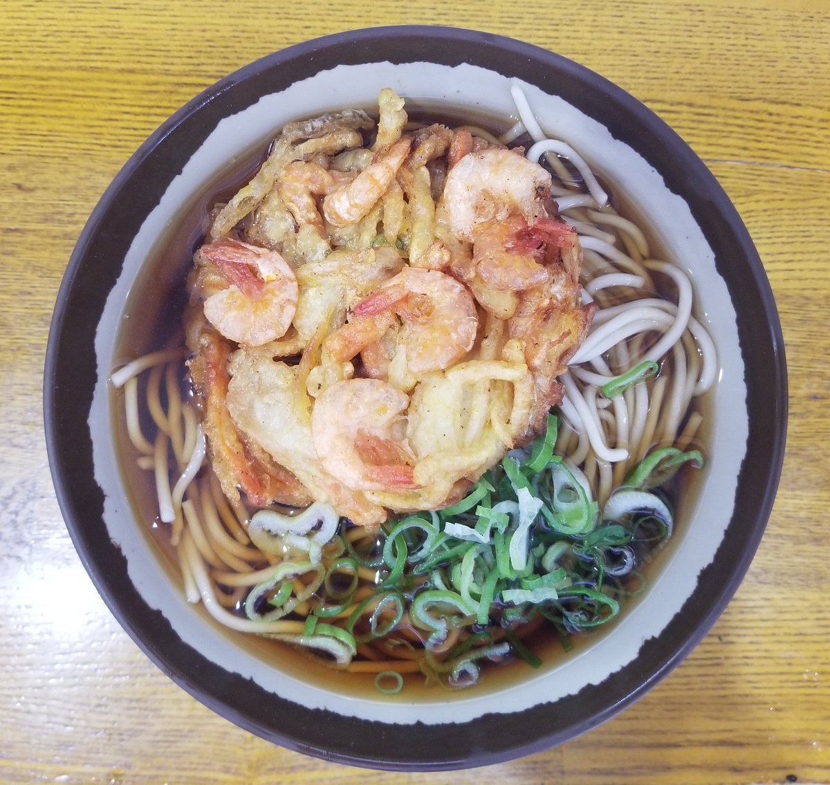 昨日は我孫子駅ホームにある弥生軒へ。

大きなから揚げが有名ですが、かき揚げも具沢山でおすすめです。値上げしても410円と安価。
美味しかったです。