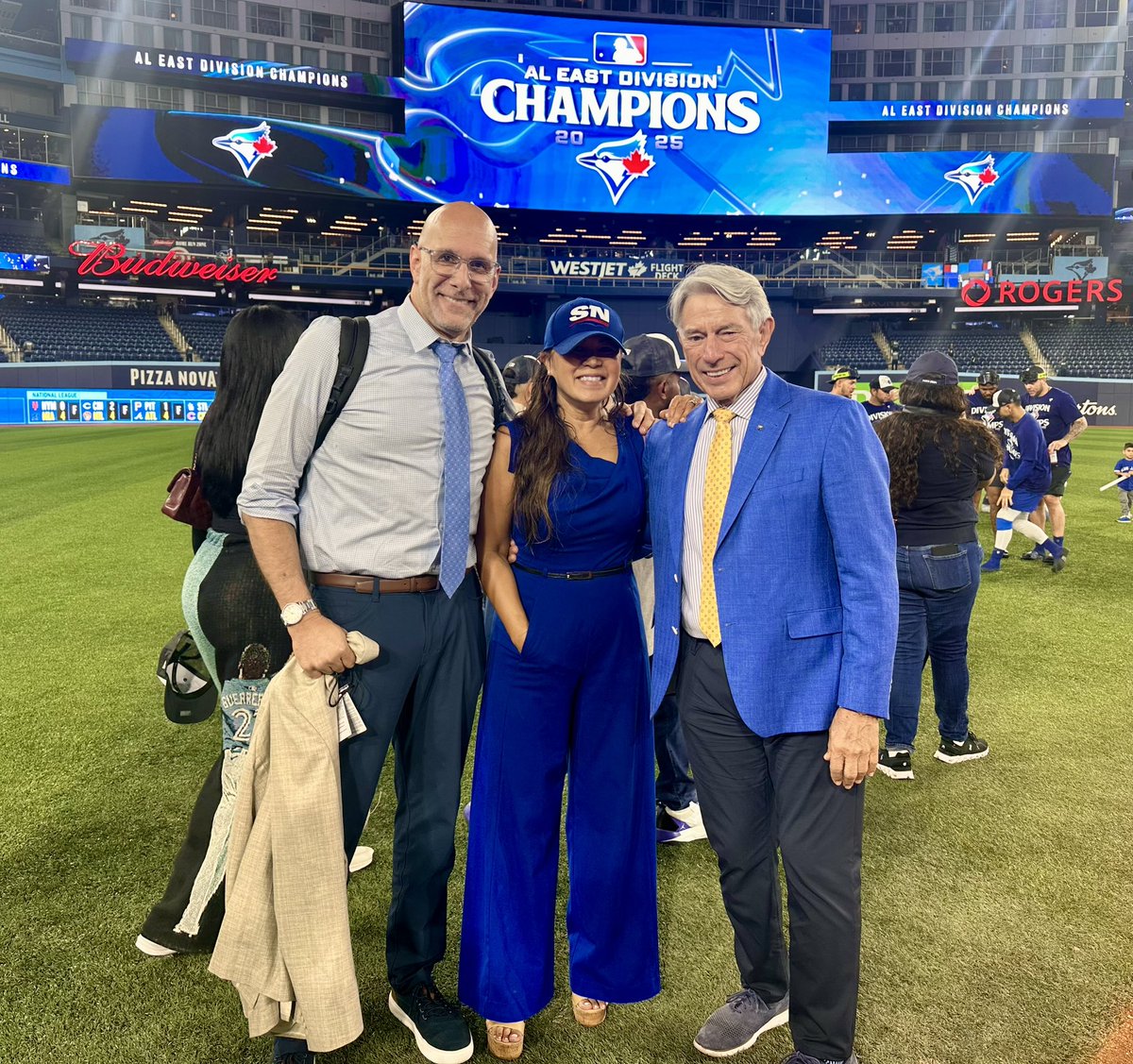 Good night to the best fans in the world! 

See you in the ALDS! 👏
#BlueJays 

#Sportsnet
<a href="/DannySpxp/">Dan Shulman</a> #BuckMartinez