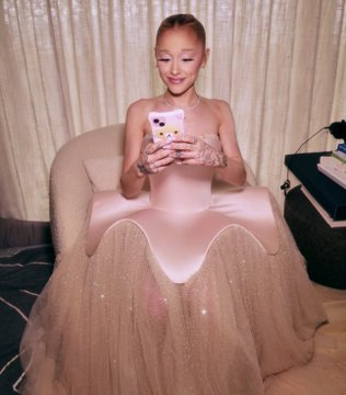 hourly ariana grande ☀️ (@hourlyag) on Twitter photo 