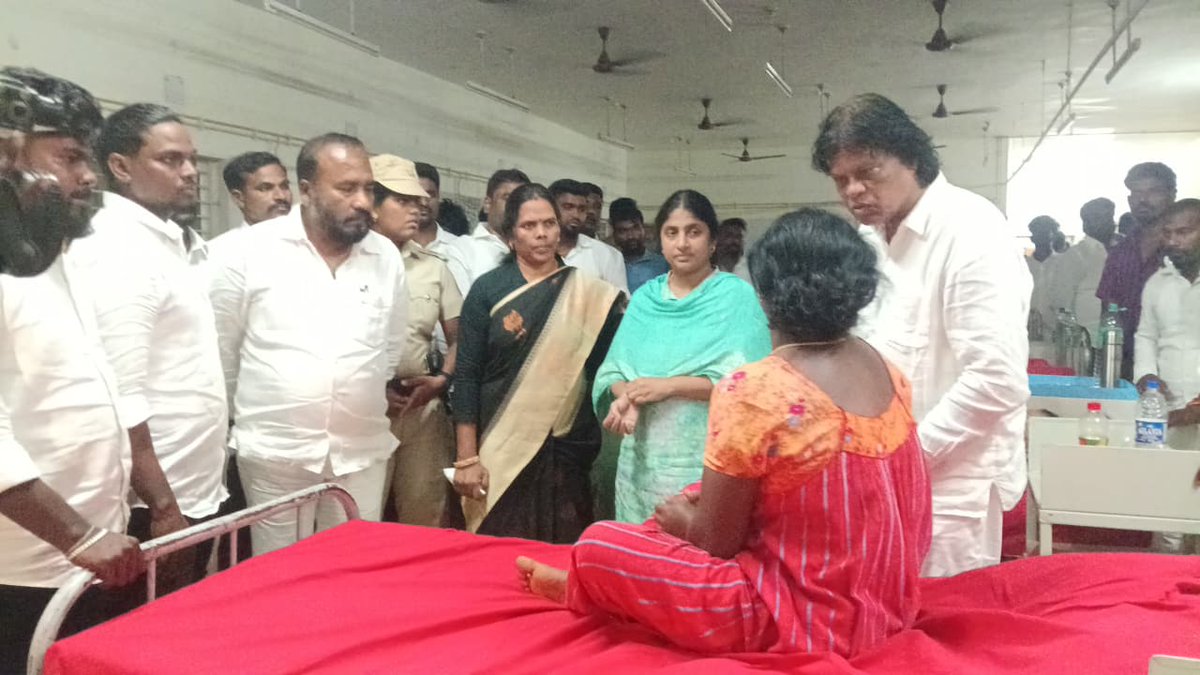 Thirumathi58011's tweet photo. கரூரில் TVK கட்சியின்  விஜய் அவர்களின் பிரச்சாரத்தில் பாதிக்கப்பட்ட மக்களை 29.09.25 இன்று இரவு 12.00மணிக்கு *தமிழ் மாநில பகுஜன் சமாஜ் கட்சியின் மாநில பொறுப்பாளர்கள் அவர்களுடன் பாதிக்கப்பட்ட மக்களை சந்தித்து ஆறுதல் தெரிவித்த போது https://t.co/vQGqiBvS8y