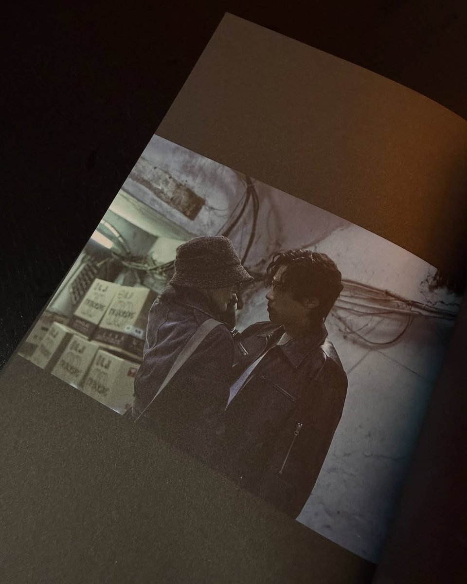 📚 #새로나온책 | 《파과》 각본집

베를린영화제, 시체스영화제, 브뤼셀판타스틱영화제, 모스크바국제영화제, 베이징국제영화제, 부산국제영화제 공식 초청작✨
영화 〈파과〉의 감동을 책으로 다시 만나다!💓

바퀴벌레 같은 인간들을 처리하는 ‘신성방역’에서 40년간 활동 중인 레전드 킬러