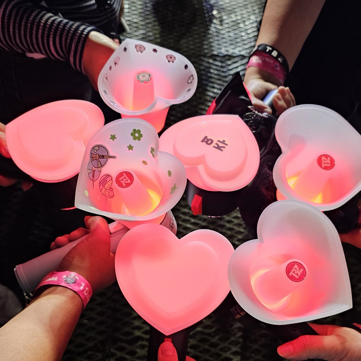 메즈멀어쩌구_ 엘제이🤍💚 (@mes_merizing_lj) on Twitter photo 250928 아타페 #더보이즈
📢더비 응원봉 예쁘다💕
피크닉콘서트 또 하자!😻
+<a href="/pastrychococake/">이쪼꼬</a> 
Photoby.<a href="/DieJungen126/">𝘿𝙞𝙚 𝙅𝙪𝙣𝙜𝙚𝙣</a> 250928 아타페 #더보이즈
📢더비 응원봉 예쁘다💕
피크닉콘서트 또 하자!😻
+<a href="/pastrychococake/">이쪼꼬</a> 
Photoby.<a href="/DieJungen126/">𝘿𝙞𝙚 𝙅𝙪𝙣𝙜𝙚𝙣</a>