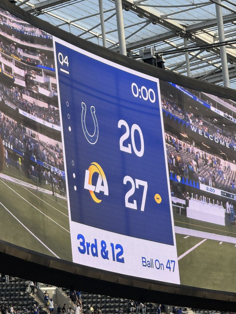 andrewRSSB's tweet image. .@Cambeezy_ lol ya dummy 🤣🤣🤣🤣 #RamsHouse