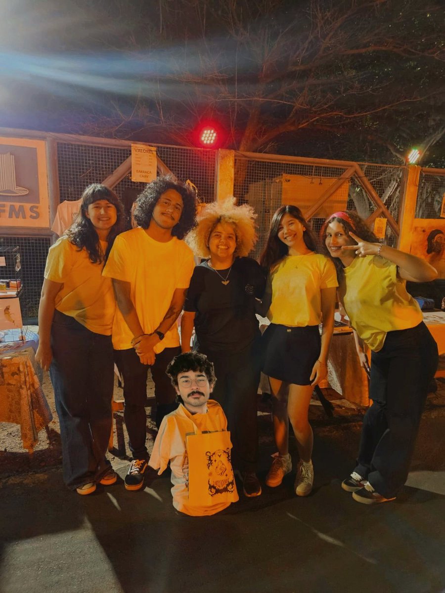 caav_ufms's tweet photo. Linda semana do mais Cultura com nossa gestão participando de dois dias de feira. Nossos mais sinceros agradecimentos aos que foram prestigiar os eventos e comprar com a gente também, até ano que vem mais cultura 😭 https://t.co/xS935GRxRF