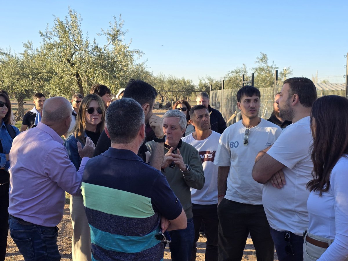 MauriPintiClop's tweet photo. Junto a los candidatos del frente LLA y CM recorrimos El Roble en Maipú: 8 hectáreas que combinan deporte, gastronomía y naturaleza.

Con su laguna de wakeboard y propuestas recreativas, es un ejemplo del potencial de nuestro departamento en turismo, inversión y desarrollo local. https://t.co/hv9klhFKMb