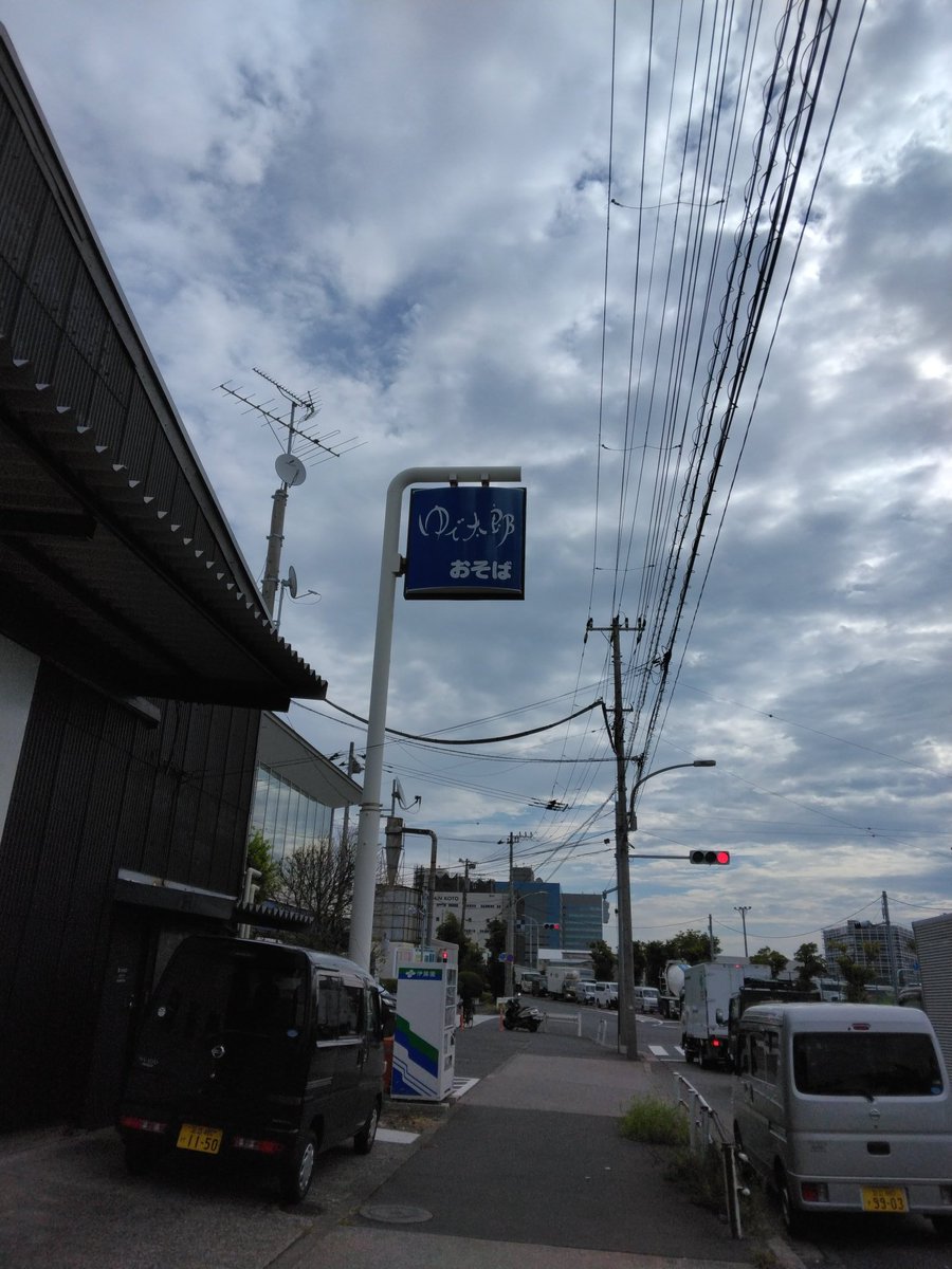 sanko_sumida's tweet photo. おはようございます。本日の江東区新木場は雲の多い青空です。 上の方の青空はC70.M20.Y0.K0.  下の方の青空はC40.M5.Y0.K0.安定した色で印刷する事が少し難しいソライロ。本日はOPニス印刷からのスタートです。
#企業公式が毎朝地元の天気を言い合う 
#印刷 
#CMYK 
#いまそら 
#ソライロ https://t.co/Oheigeu1uY