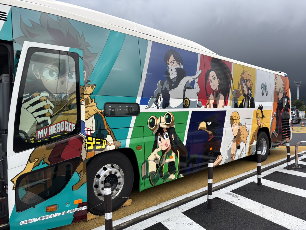 mirkmoka's tweet image. 横浜向かってるー
ヒロアカ仕様のバスで笑

ポルノのライブにピッタリー！

#FCUW6 
#ポルノグラフィティ