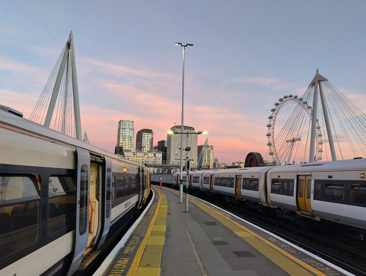 Platform views ...
#CharingX 🚄