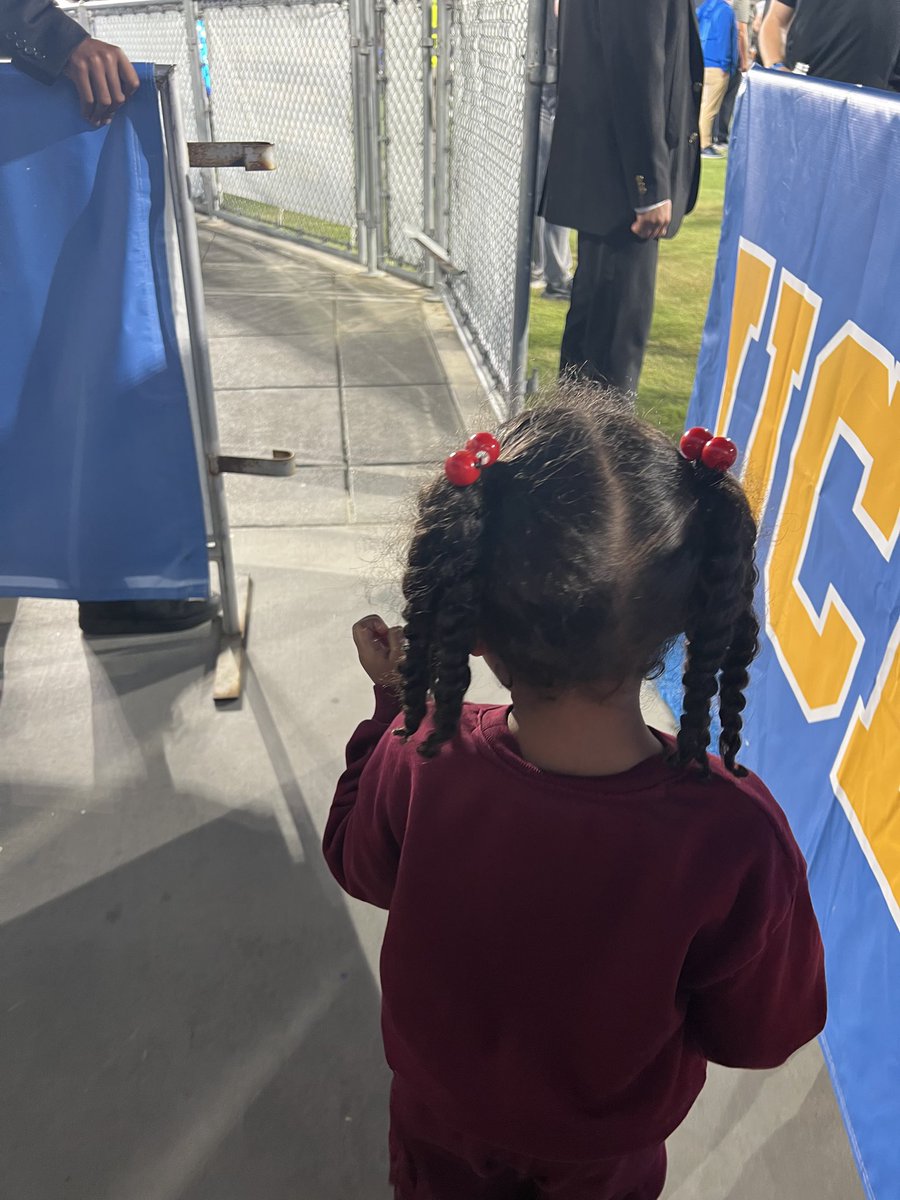 VIP from the RoseBowl. Kathy Sheridan representing for <a href="/ParacleteFB/">Paraclete Football</a> 
#FamilyOfFaith watching her Uncle <a href="/Jayyden4x/">Jayden Sheridan</a> take on her cousin <a href="/Anthony5k_/">Anthony Woods</a>