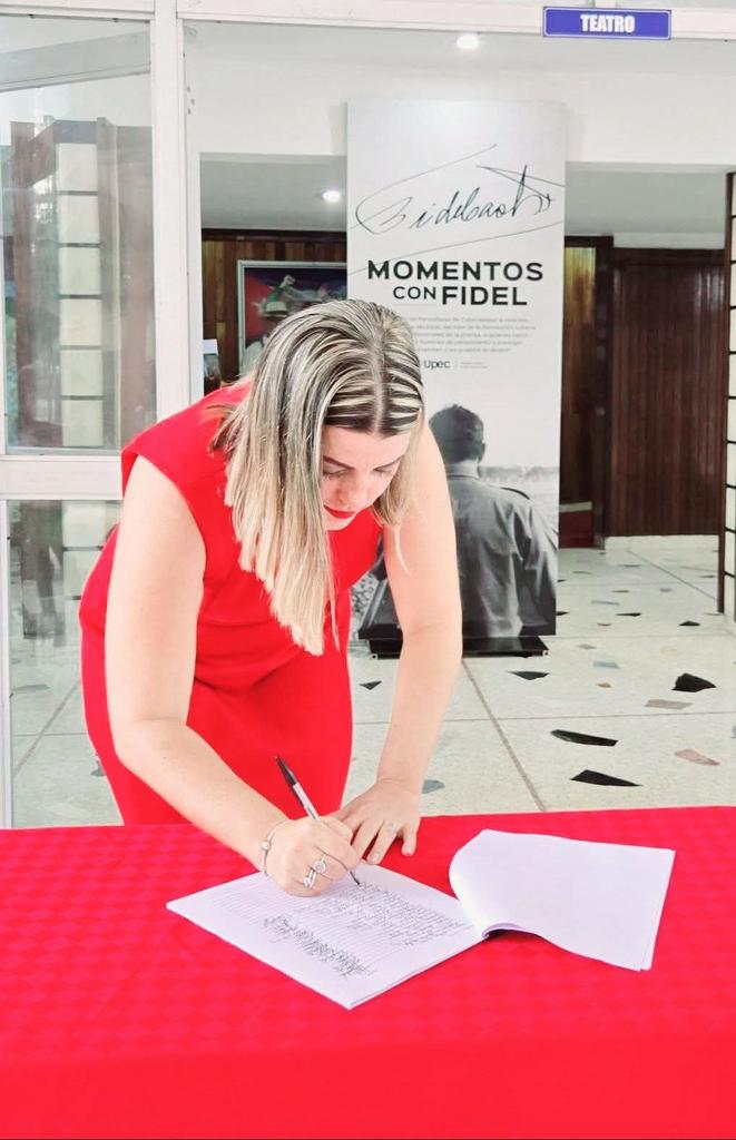 Como Martí: "Deme #Venezuela en qué servirla: ella tiene en mí un hijo".

Firmamos la Declaración del Gobierno Revolucionario en respaldo a la Revolución Bolivariana, a su heroico pueblo y a su presidente constitucional <a href="/NicolasMaduro/">Nicolás Maduro</a>.