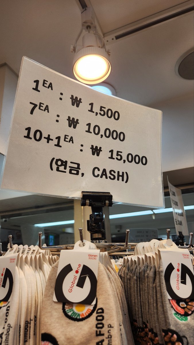 RAOLYjp's tweet photo. 韓国好きには外せない!!
お土産の大定番✨️韓国靴下✨️ご紹介します！

韓国製の靴下(양말)はかわいいし、質がいいので
もらっても嬉しいし、わたしも愛用しまくっています!!
今回は韓国ならではのおもしろデザインをピックアップします😆
辛ラーメンやブルダックシリーズを始めとした
インスタント麺類シリーズから
お菓子のパッケージを模したもの、
ビビンパやトッポギ柄などクスッとしちゃうようなデザインがたくさんありました！！

東大門市場、南大門市場、明洞、高速ターミナルなど、観光地なら比較的どこでも買うことができます🧦✨️
デザインもシンプルなものから、キャラクターものまでたくさんあります！
今回のお店は1足1500ウォン〜
7足で10000ウォン(1足約1400ウォン)
10足だと1足サービスで15000ウォン
(1足約1300ウォン)でした。
1足100円台なのに、韓国の靴下は本当に質がよくて、全然穴が空かないんです😆😆😆
お土産に！自分用に！
是非お試しください〜🤩

[NAVERマップ]
ミョンドン駅地下ショッピングセンター
ソウル特別市 中区 忠武路二街 109-2
https://t.co/VDZuEeXEqL

#韓国旅行 #韓国土産 #靴下 #韓国靴下 #おもしろ靴下 #明洞 #韓国ショッピング #明洞地下 #socks #koreafunnysocks #ソウル土産