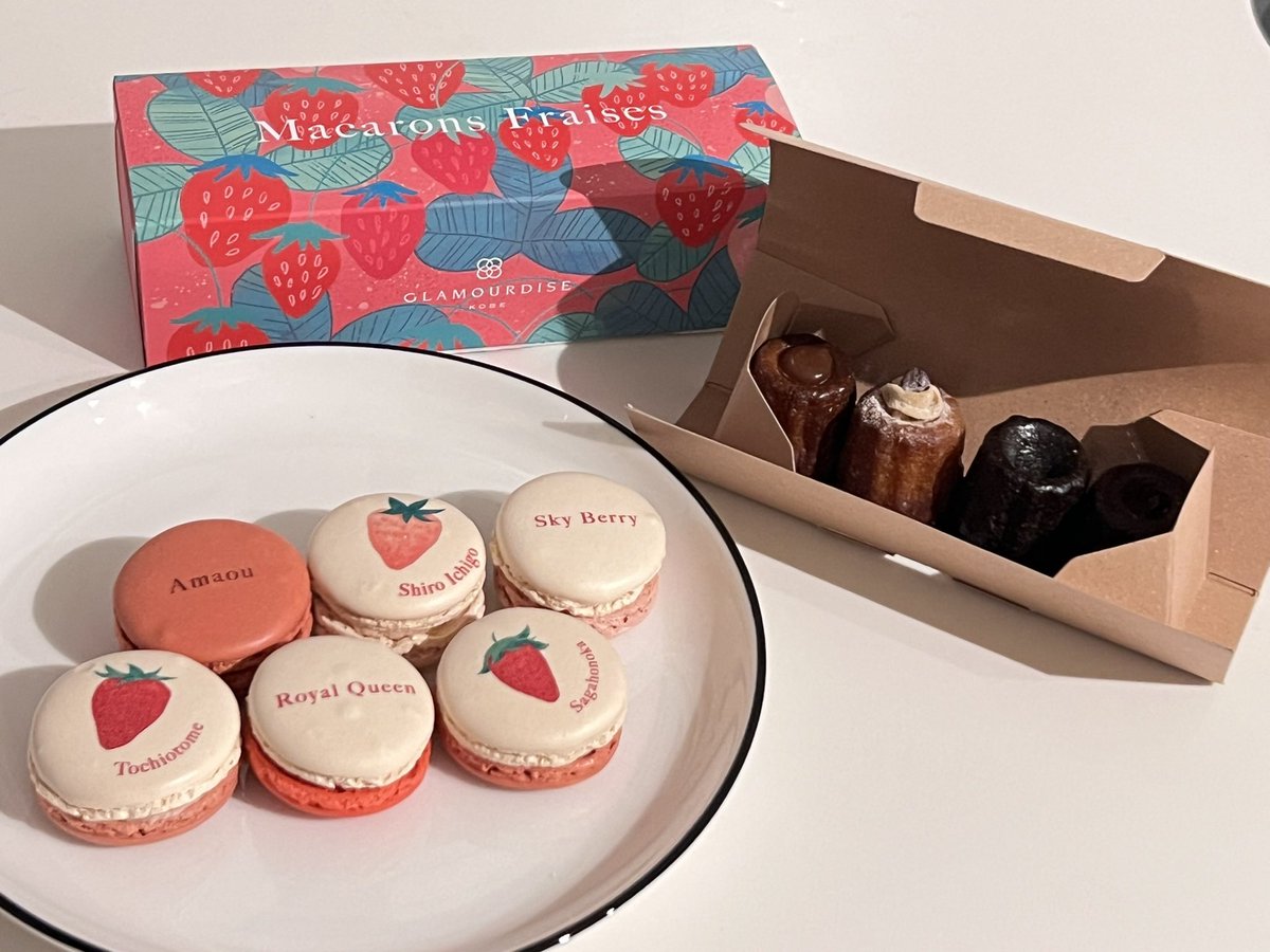 9月29日月曜日、おはようございます☀️

本日は洋菓子の日です！
先日大阪から友人が遊びに来てくれて、
中の人の好物2つを買ってきてくれました🥹
東京だと立川にしかない、
グラモウディーズさんのマカロンが、
本気で世界で1番美味しいと思ってます🫶🏻

皆様も機会があれば是非✨