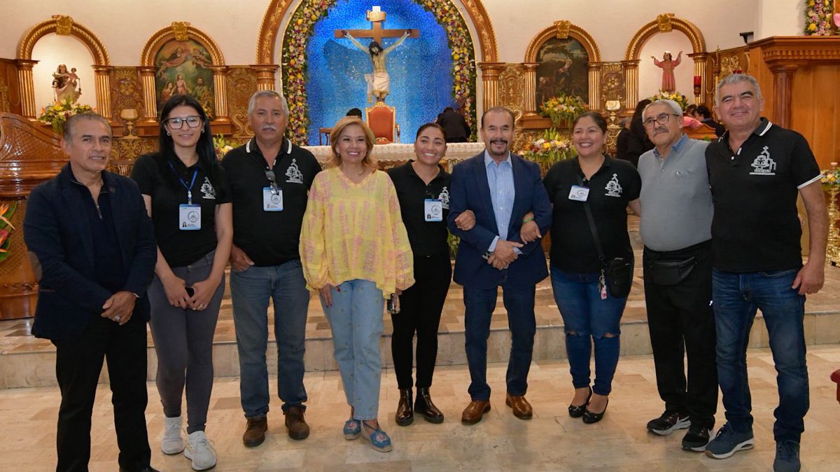 Pedro_RVillegas's tweet photo. En compañía de mi esposa Paty, asistí a la fiesta patronal de San Miguel Arcángel en San Miguel Xochimanga. 🙌🎉

Es un gusto convivir con las familias y celebrar las tradiciones que llenan de vida y orgullo a nuestra comunidad #atizapense. https://t.co/RjMoufru56
