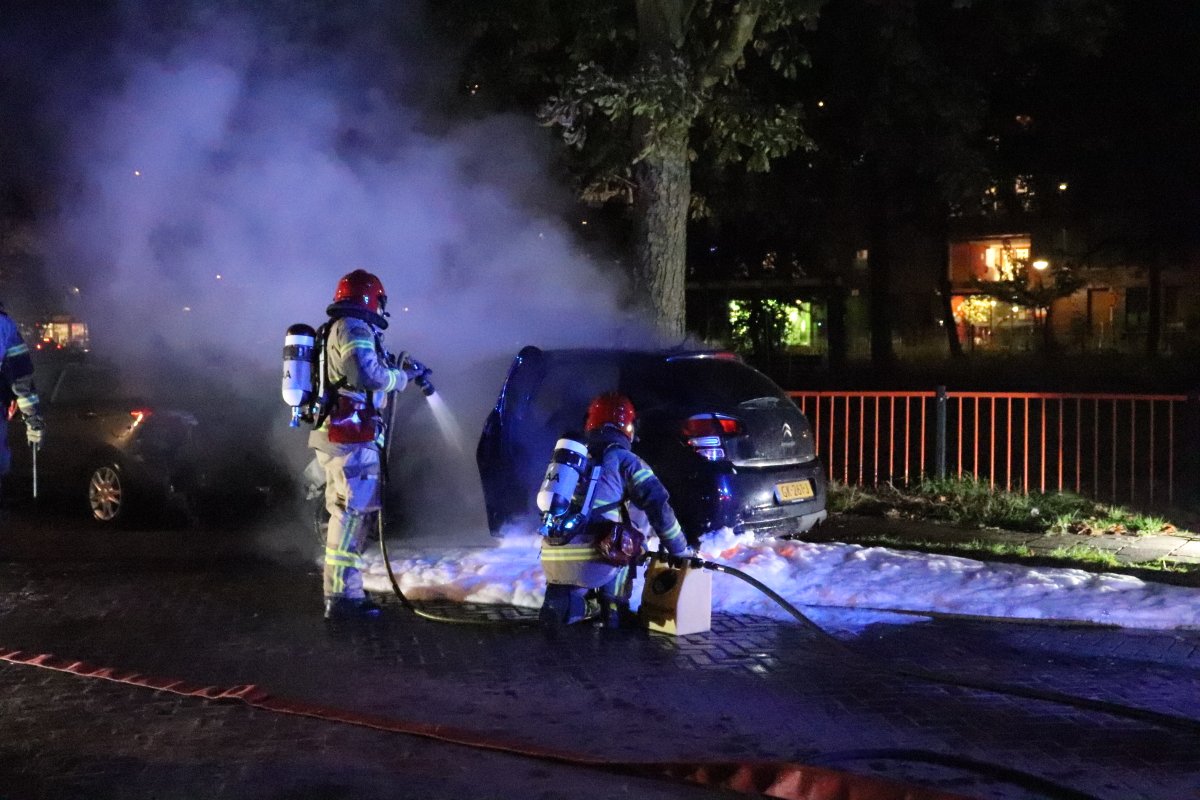 martindamen58's tweet photo. De #brandweer moest zondagavond om 22.34 uur voor de 22ste keer dit jaar in actie komen voor het blussen van een #autobrand in #Amsterdamnoord. De vlammen sloegen uit de voorzijde van een #CitroenC3 die op het #Meeuwenplein geparkeerd stond. Ook 2e de auto Ford met #brandschade. https://t.co/rloPfIKQuF