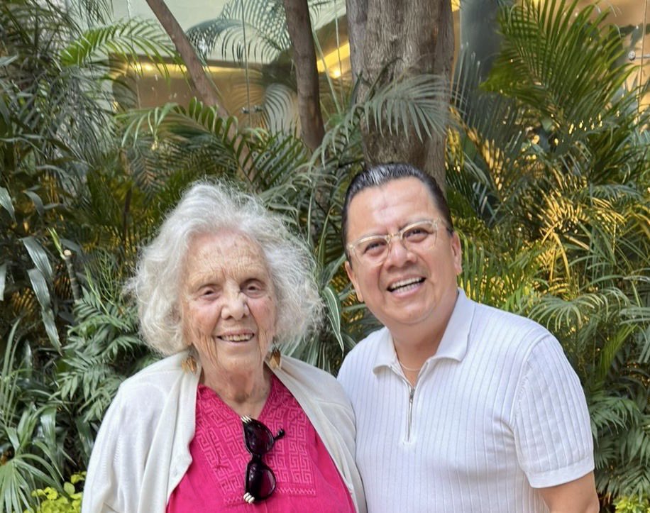 Un honor coincidir con la gran Elenita <a href="/Eponiatowska/">Elena Poniatowska</a> “Hasta no verte Jesús mío”. “La noche de Tlatelolco”. Premio Cevantes…