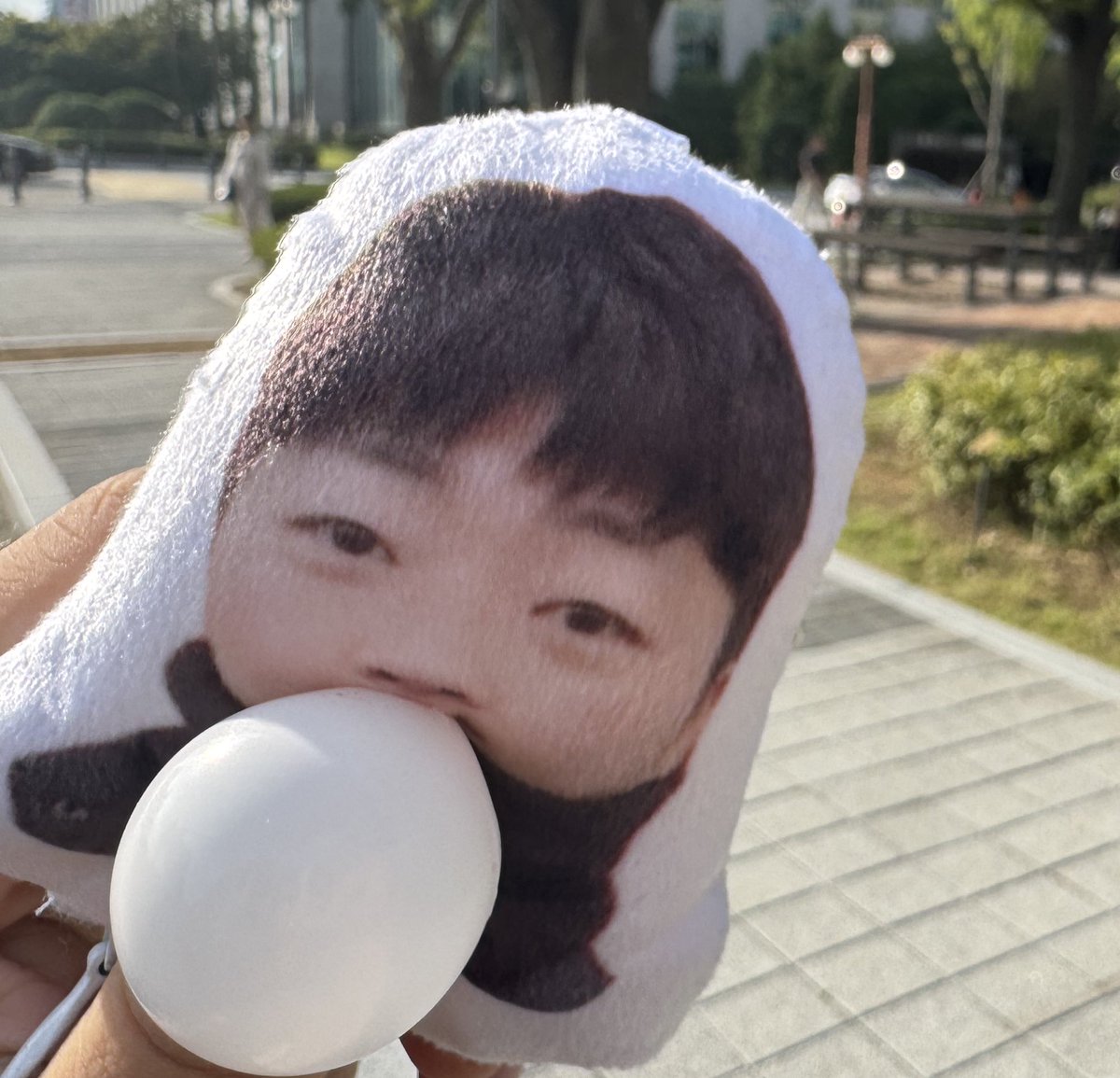 샷시가
선물로
풍선껌범수
를 주었다
개밤티시발

출근한지
15분됐는데
15분내내웃음