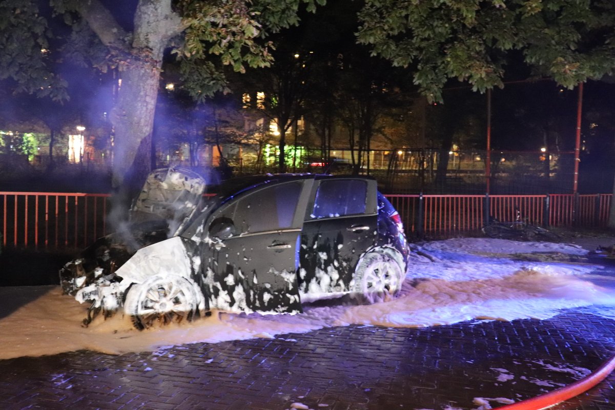 martindamen58's tweet photo. De #brandweer moest zondagavond om 22.34 uur voor de 22ste keer dit jaar in actie komen voor het blussen van een #autobrand in #Amsterdamnoord. De vlammen sloegen uit de voorzijde van een #CitroenC3 die op het #Meeuwenplein geparkeerd stond. Ook 2e de auto Ford met #brandschade. https://t.co/rloPfIKQuF