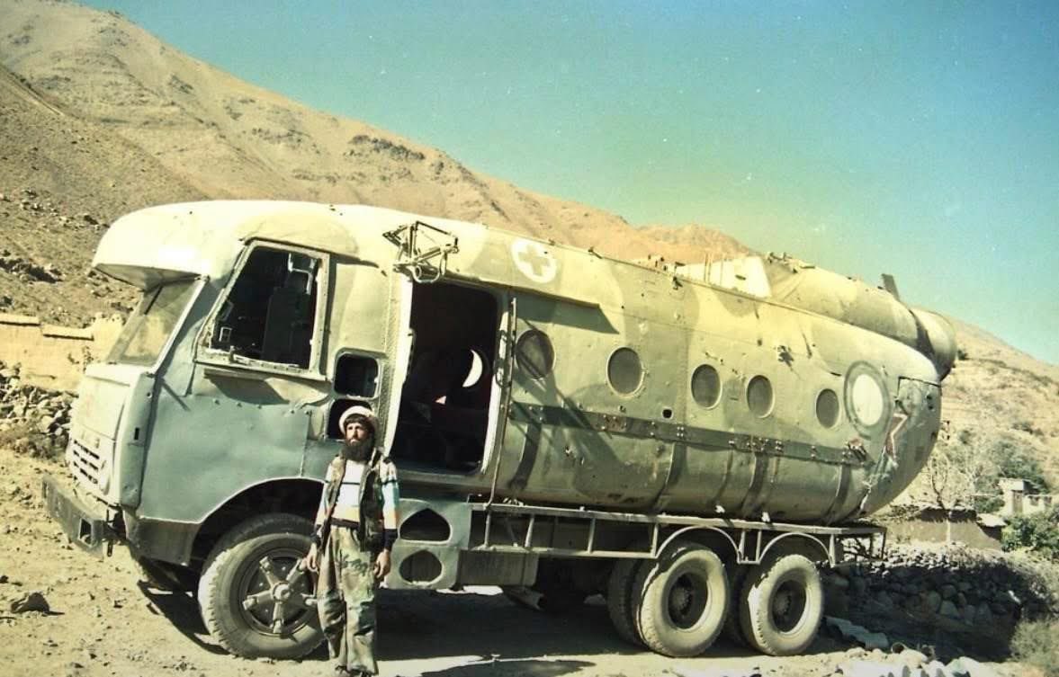 Трамп: Агаарын баазаа буцааж авна. 
Афган: Ямар бааз?