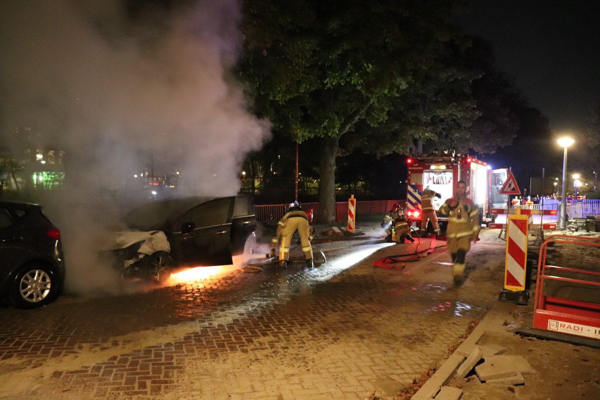 martindamen58's tweet photo. De #brandweer moest zondagavond om 22.34 uur voor de 22ste keer dit jaar in actie komen voor het blussen van een #autobrand in #Amsterdamnoord. De vlammen sloegen uit de voorzijde van een #CitroenC3 die op het #Meeuwenplein geparkeerd stond. Ook 2e de auto Ford met #brandschade. https://t.co/rloPfIKQuF
