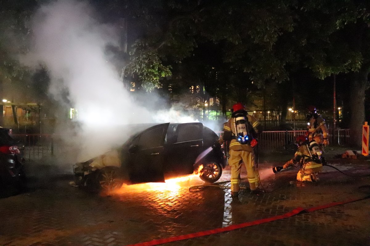 martindamen58's tweet photo. De #brandweer moest zondagavond om 22.34 uur voor de 22ste keer dit jaar in actie komen voor het blussen van een #autobrand in #Amsterdamnoord. De vlammen sloegen uit de voorzijde van een #CitroenC3 die op het #Meeuwenplein geparkeerd stond. Ook 2e de auto Ford met #brandschade. https://t.co/rloPfIKQuF