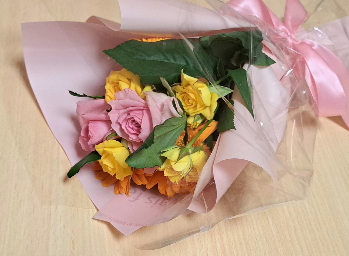 NeigeYuuki's tweet photo. 教え子から花束のプレゼント💐
ありがとう♡ https://t.co/0HJ3Iuqge5