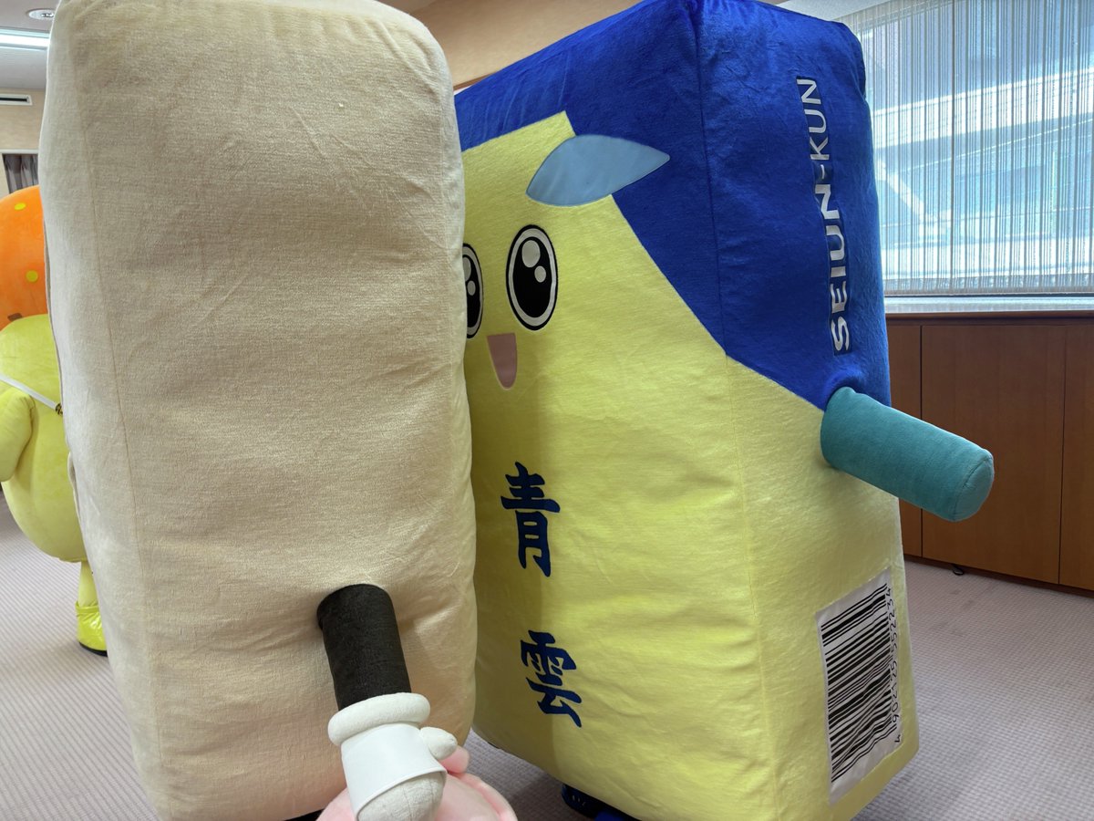 おは香堂です🪁🪁

きゅうとうきくんとツーショット✨
形が似てるお友達と会って青雲くんも興味津々！

#ゆるっと企業キャラの集い