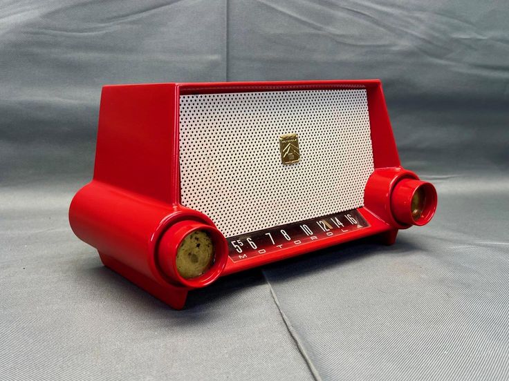 SgyLtd's tweet image. 1955 Motorola radio model 53H. AM reception, 5 tubes. Beautiful case is in great condition without any cracks or chips and has a beautiful new gloss Red finish.… pinterest.com/pin/3531807958… 　pinterestより #VintageRadio #MidCenturyDesign #Motorola53H #RetroElectronics #AtomicEra